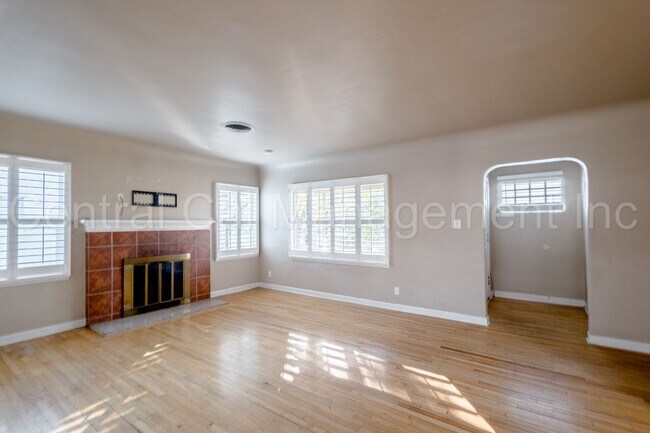 Foto del edificio - 2 Bedroom/1 Bath Home with Bonus Room  - $1650 per month!