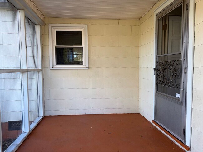 Building Photo - 3 Bedroom, 1.5 Bathroom House in Winston-S...