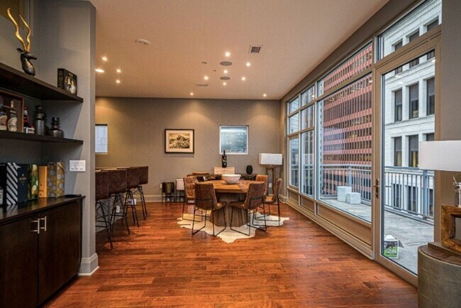 Foto del edificio - Luxury Penthouse Condo Downtown with Private Patio & Amazing Views Available Now!