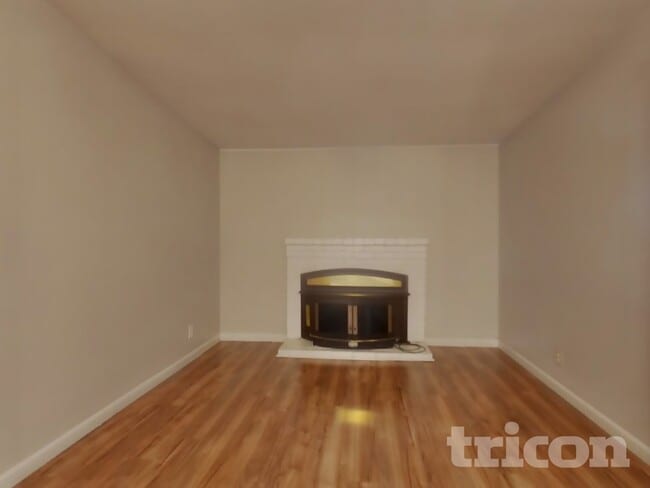 Building Photo - 402 E Pacific Ave