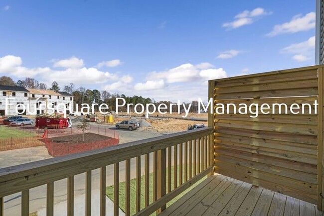 Foto del edificio - End Unit Town Home | 2nd Floor Back Deck |...