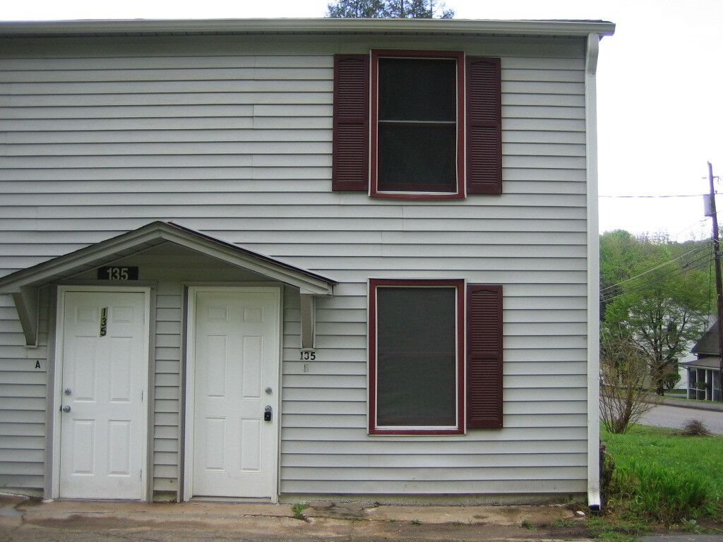 Primary Photo - 135 Salisbury Ave
