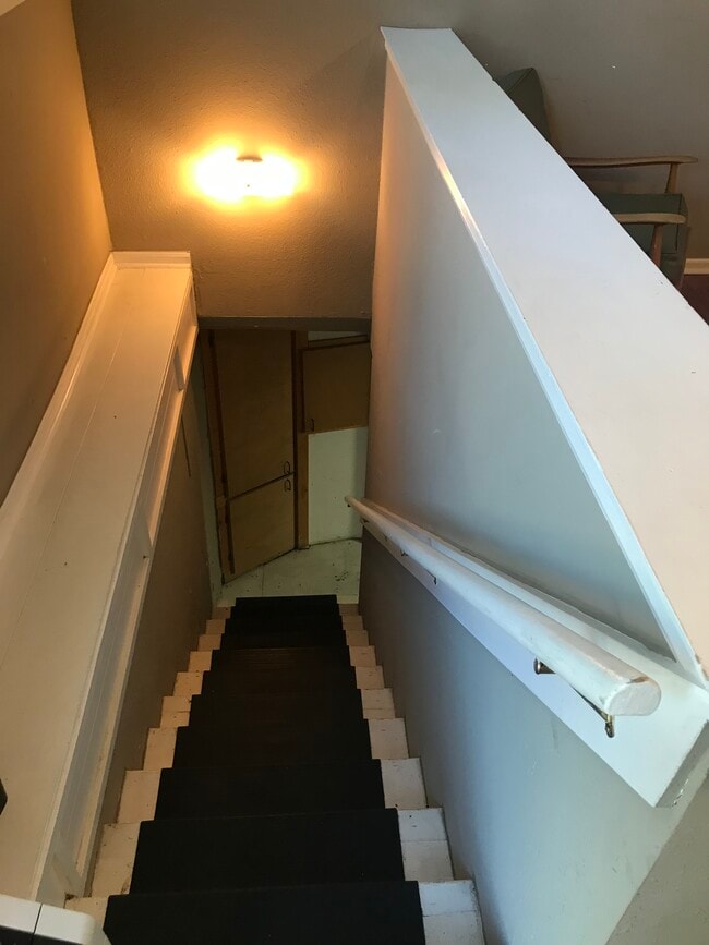 Escaleras a un amplio sótano para almacenamiento. - 302 E Uintah St
