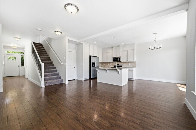 Foto del edificio - 3BR/2.5BA Townhome in Larkspur — Old Mill, Downtown & Bachelor All Close By