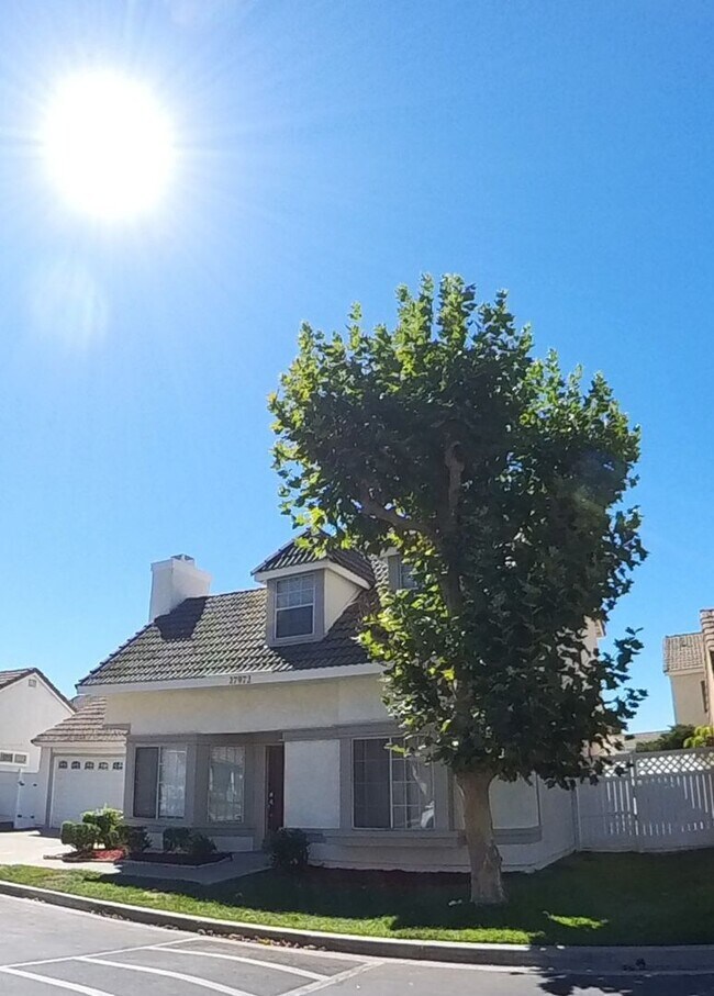 Building Photo - Great 3 Bedroom available NOW