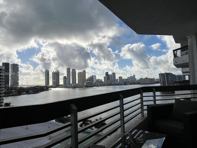 Foto del edificio - 3530 Mystic Pointe Dr