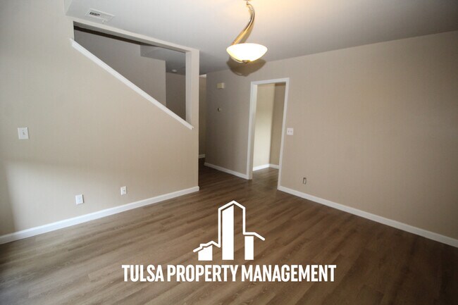 Building Photo - 1323 S Lawton Ave