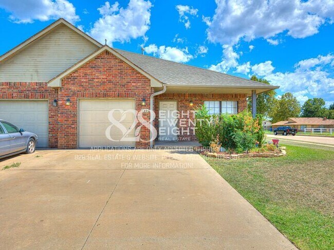 Foto del edificio - *AVAILABLE NOW!* CUTE 3 BED/2 BATH DUPLEX IN NORMAN!