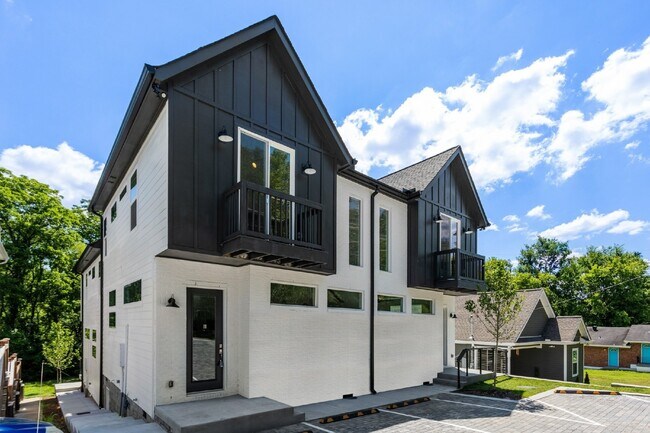 Building Photo - LIKE NEW 2BR/2.5BA townhouse in The Nation...