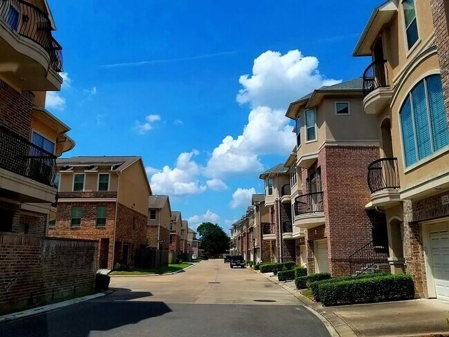 Foto del edificio - 7907 Bachwood Dr Dr