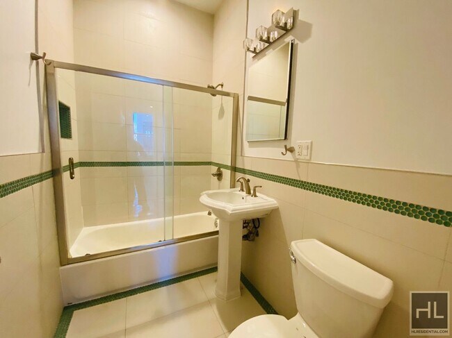 Building Photo - Gorgeous, Huge 1 Bedroom Apartment in SOHA!