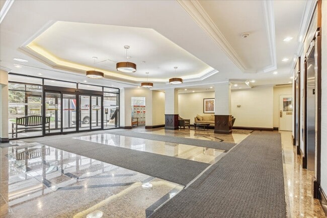 Building Photo - 2155 Burnhamthorpe Rd W