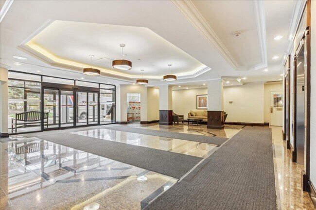 Photo du bâtiment - 2155 Burnhamthorpe Rd W