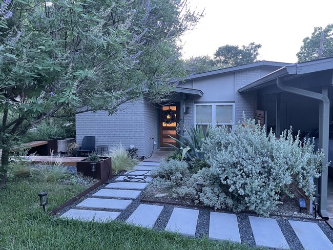Building Photo - 3312 S Oak Dr