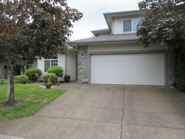 Foto del edificio - Three Bedroom Home in Golf Course Estates