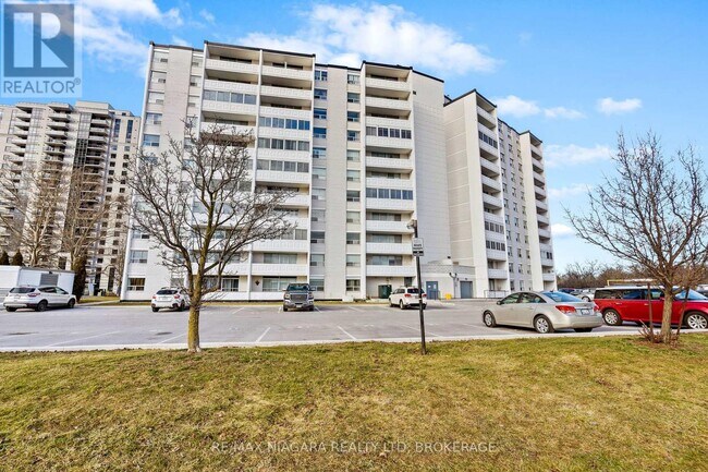 Photo du bâtiment - 35 Towering Heights Blvd