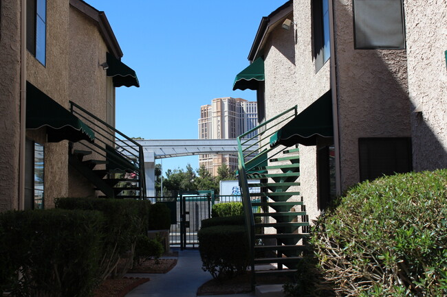 Foto del edificio - CENTRAL - GATED WITH POOL AREA