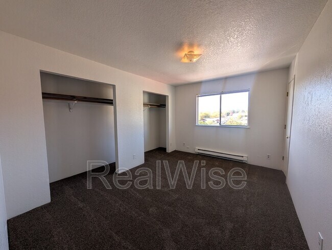 Foto del edificio - 275 Rose Ave