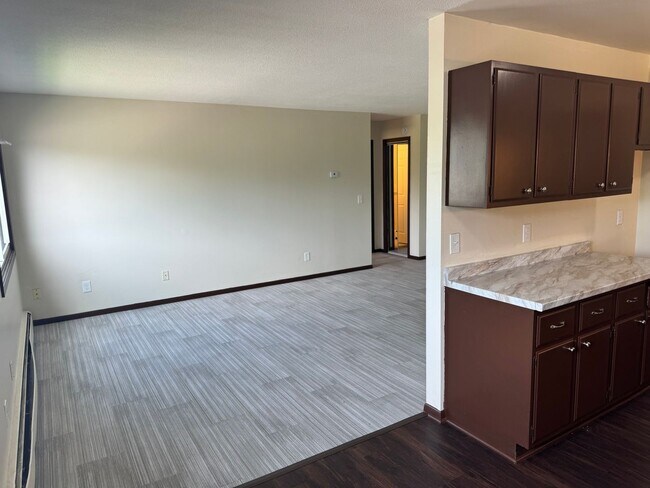 Building Photo - 1315 N Dowling Ave