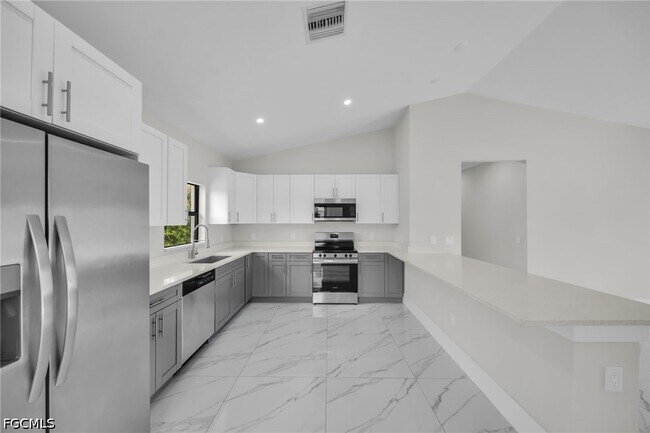 Building Photo - 633 Windermere Dr