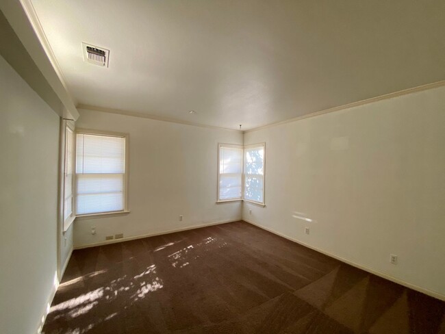 Building Photo - 3 bed 2.5 with awesome basement near Tech ...