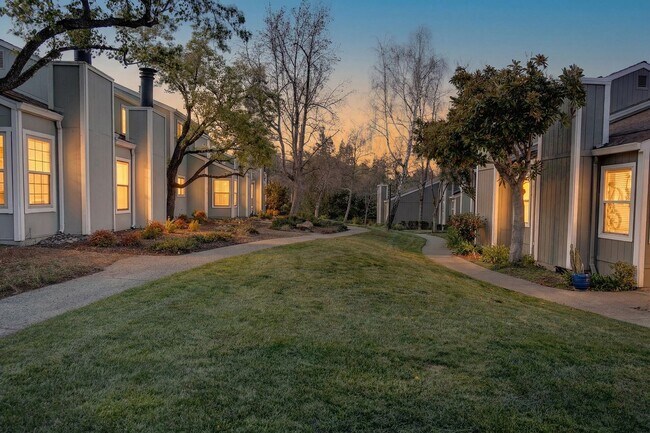 Foto del edificio - Newly Renovated 3/2.5 bath End-Unit Townhome with Vaulted Ceilings – Minutes to I-680 & Downtown!