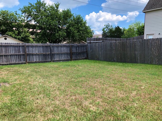 Building Photo - 3bd/1ba House w/ Garage & Private Backyard...