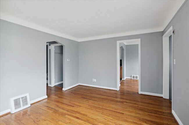 Foto del edificio - SECTION 8 ONLY! $1400 - 3 Bed 1.5 bath bun...
