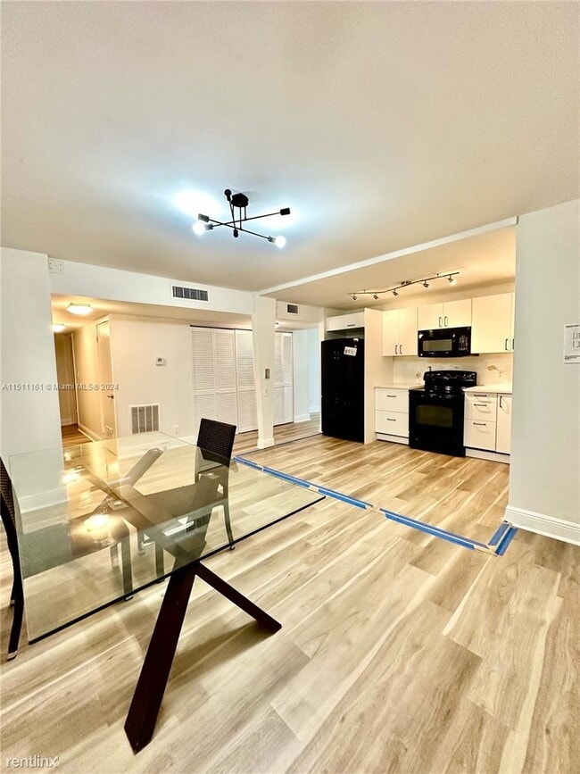 Building Photo - 3 br, 2 bath House - 20401 NE 30th Ave # 2...