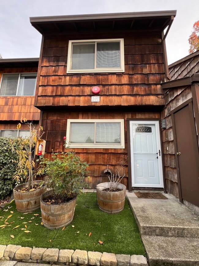 Building Photo - Redwood Park Estates Condo.  Available NOW!