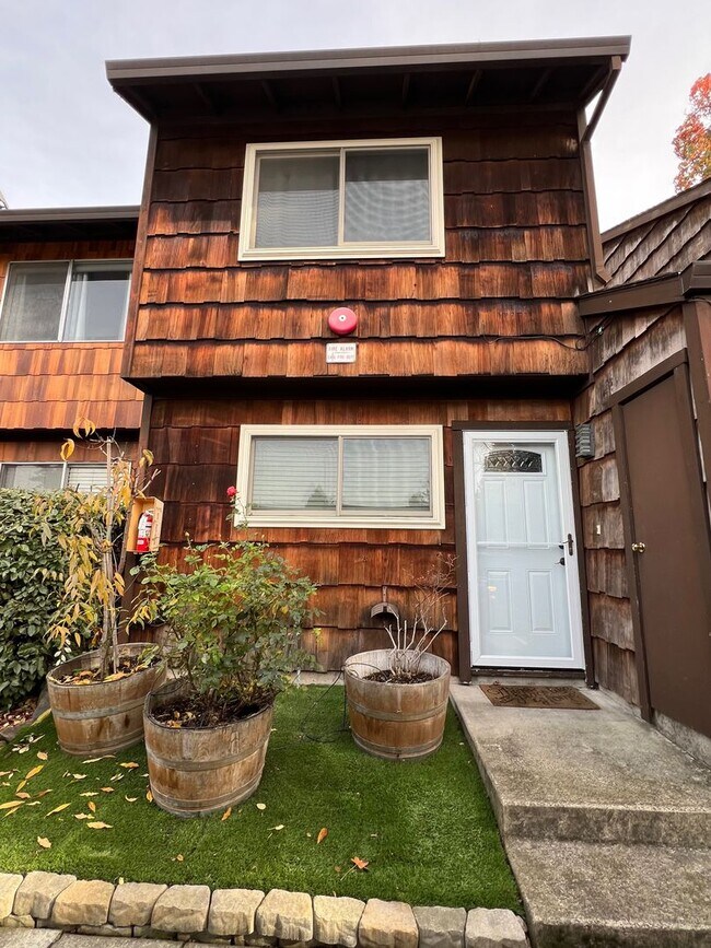 Foto del edificio - Redwood Park Estates Condo.  Available NOW!