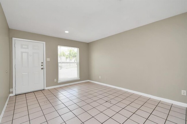 Building Photo - 1736 Crestdale Dr