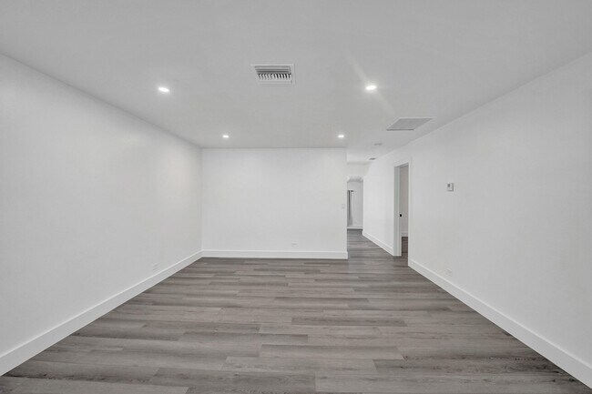 Foto del edificio - 1738 NE 52nd St
