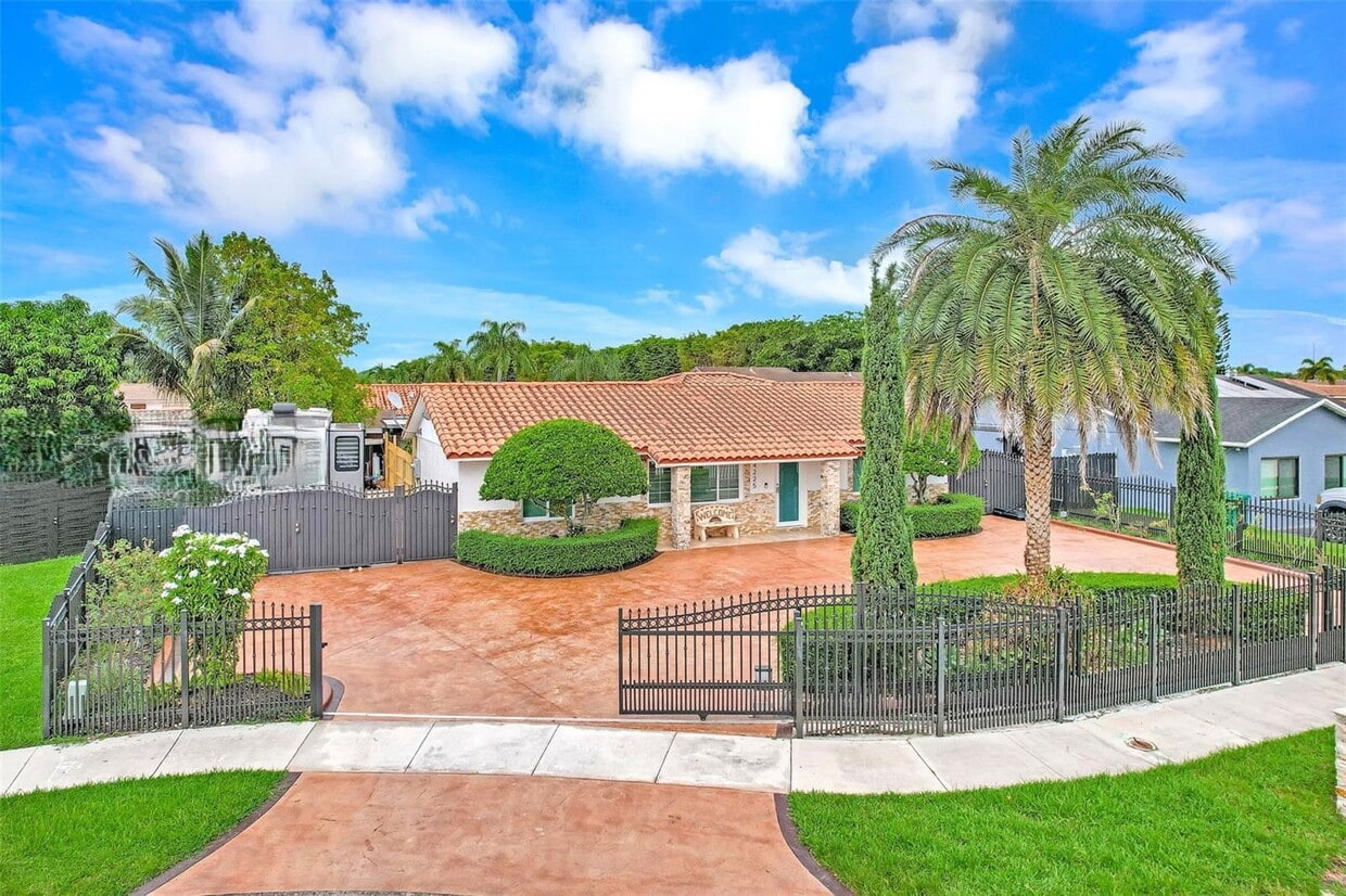 Primary Photo - Southwest 133rd Court, Miami, FL 33175 - 3 BR 2.5 BA single-family home