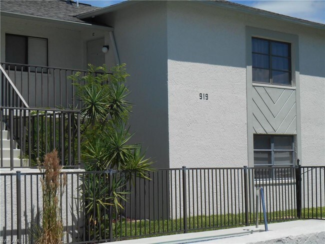 Building Photo - 919 SE 8th Terrace