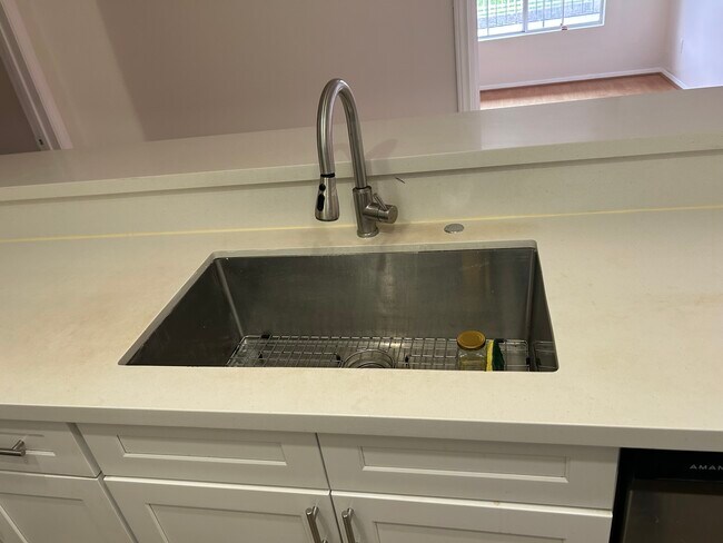 Foto del edificio - 4760 Templeton St