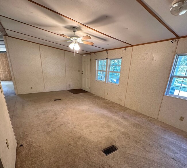Building Photo - Large 3 bedroom, 2 bath mobile home, $950,...