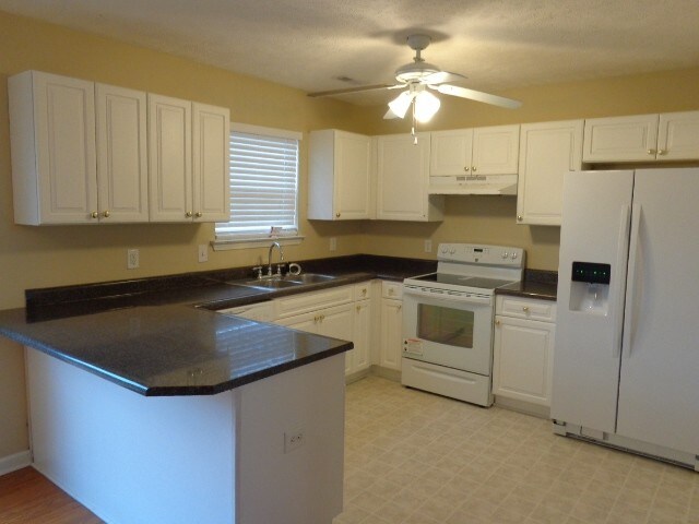 Foto del edificio - 884 Pin Oak Dr