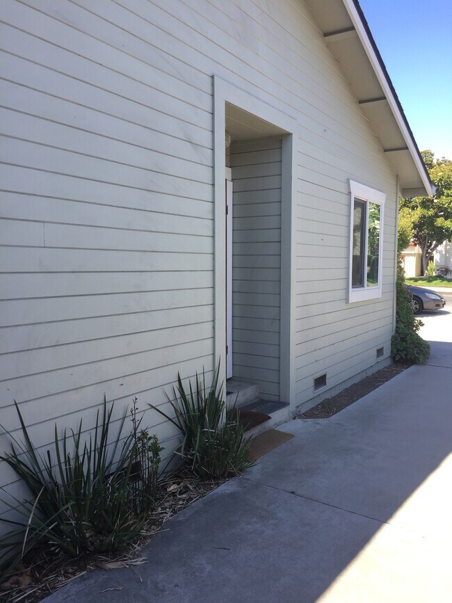 Building Photo - 1232 Hollenbeck Ave