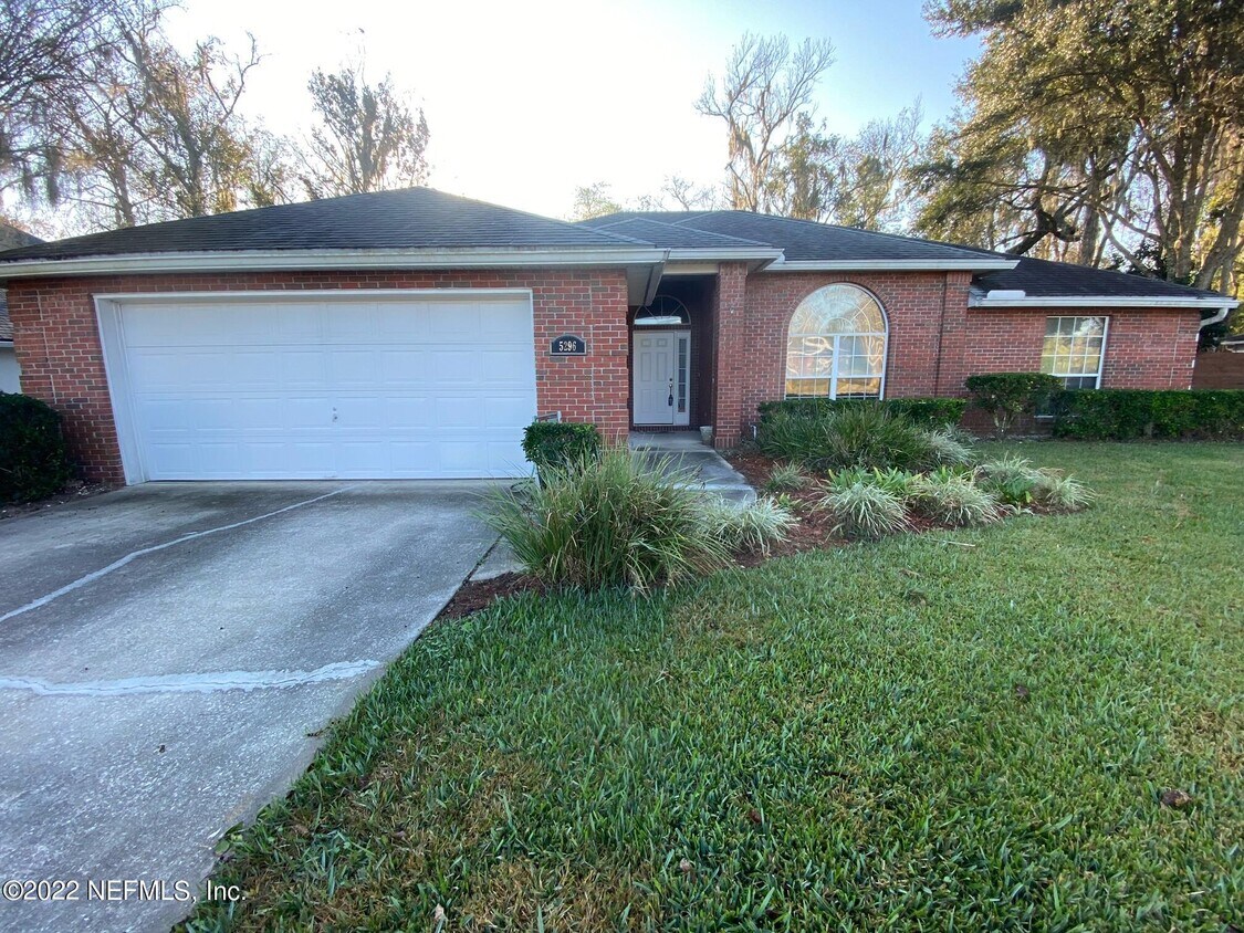 Foto principal - 5296 Camelot Forest Dr