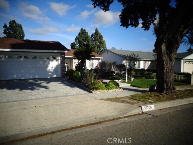Foto del edificio - 18708 Kings Row Ave