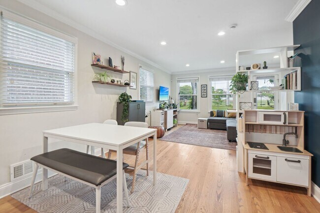 Building Photo - Beautifully Renovated 3br/2.5ba South of T...