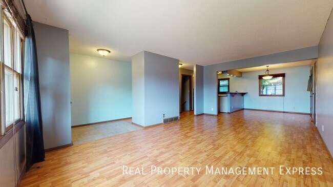 Foto del edificio - 3 Bed 2 Bath Duplex w/ Attached Garage