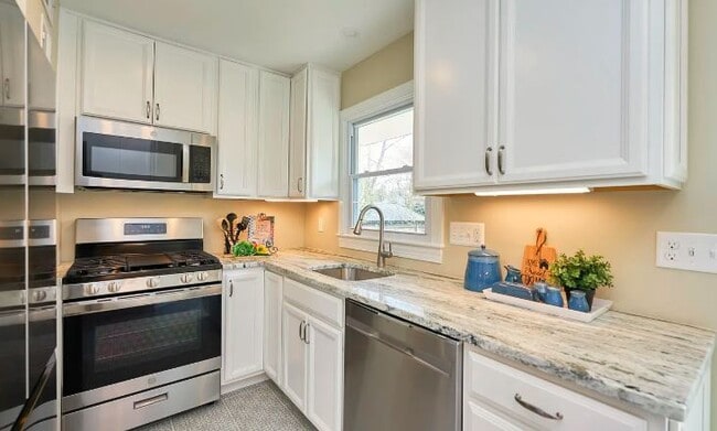 Building Photo - 6911 Duke Dr