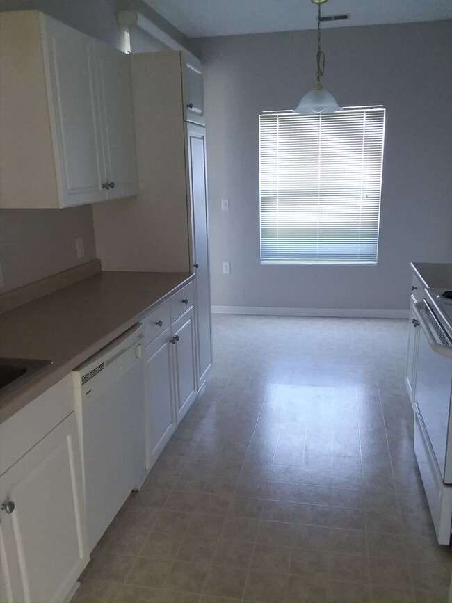 Eat in kitchen w/pantry - 101 Stockton Rdg