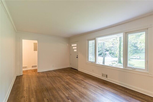 Foto del edificio - 1041 Latham Rd