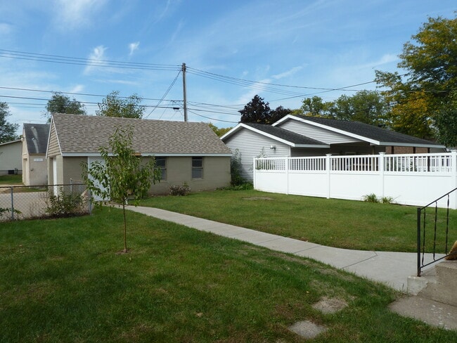 Shared yard - 1814 20th St S