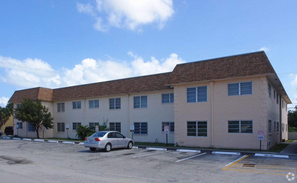 Building Photo - 1400 NE 50th Ct