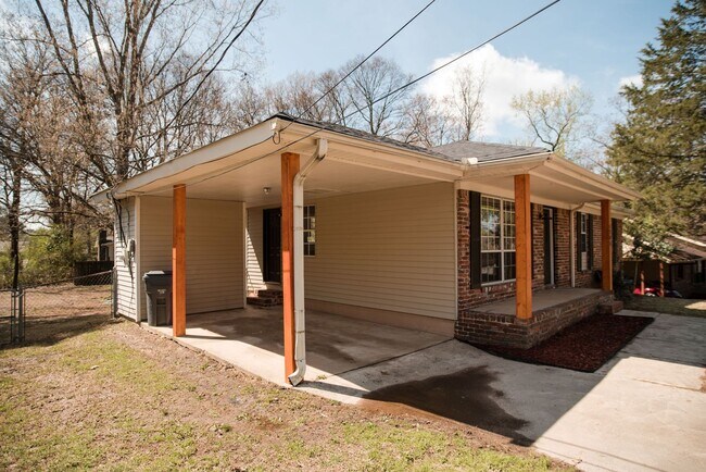 Building Photo - Stunning 3-Bed, 2-Bath Remodeled Home in C...
