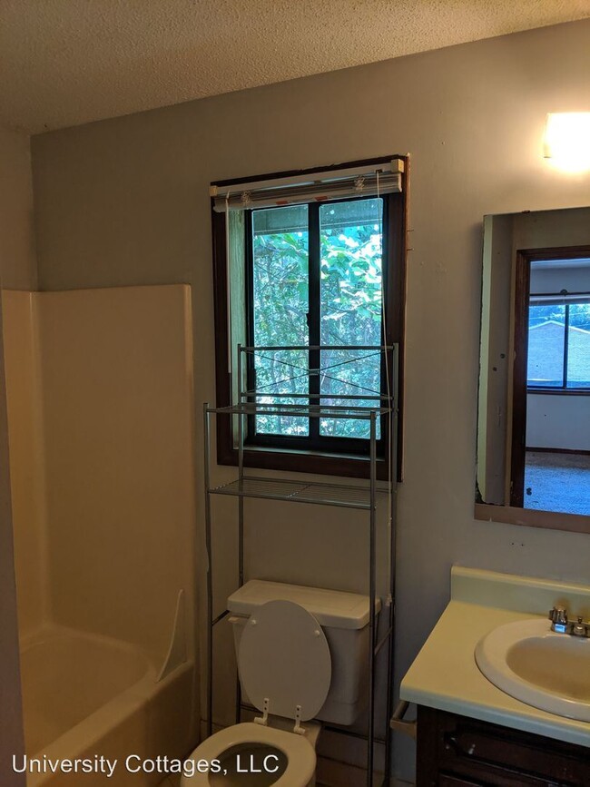 Building Photo - 804 Creekside Dr